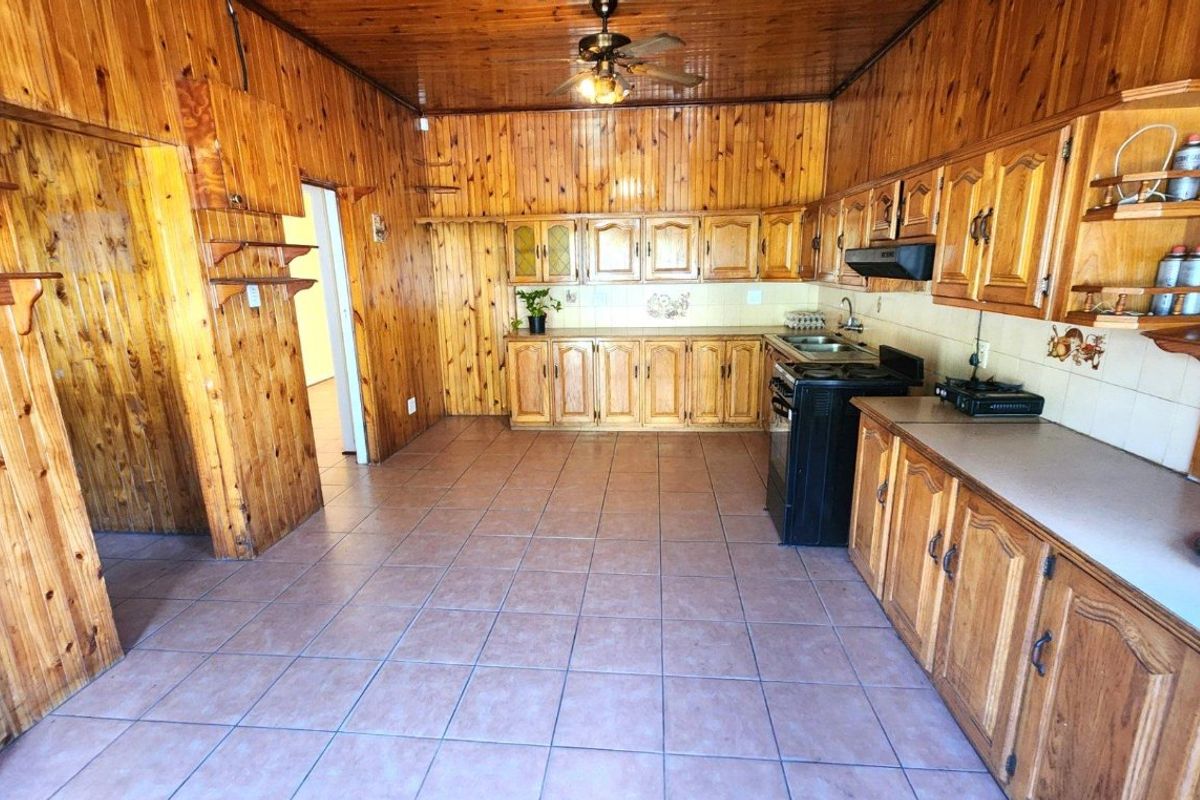 Spacious Corner House on 1139sqm Stand in Primrose - Photo 4