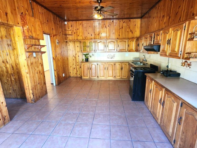 Spacious Corner House on 1139sqm Stand in Primrose - Photo 4