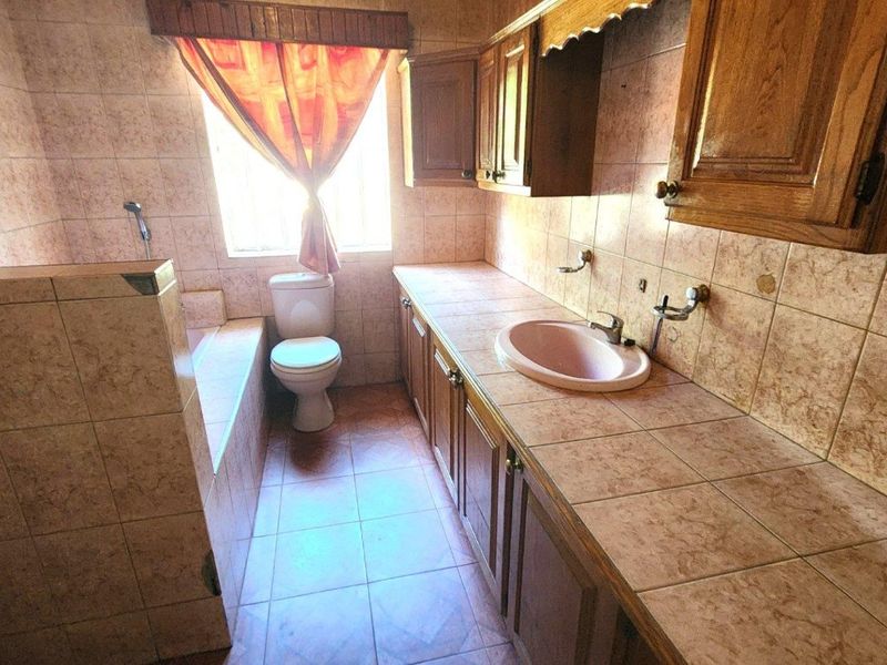 Spacious Corner House on 1139sqm Stand in Primrose - Photo 10