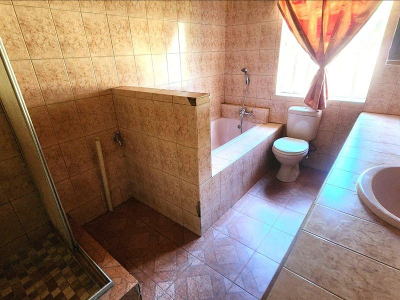 Spacious Corner House on 1139sqm Stand in Primrose - Photo 9