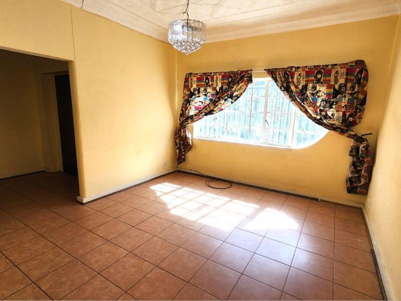 Spacious Corner House on 1139sqm Stand in Primrose - Photo 8