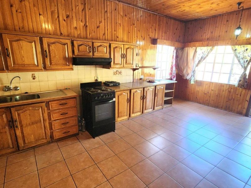 Spacious Corner House on 1139sqm Stand in Primrose - Photo 6