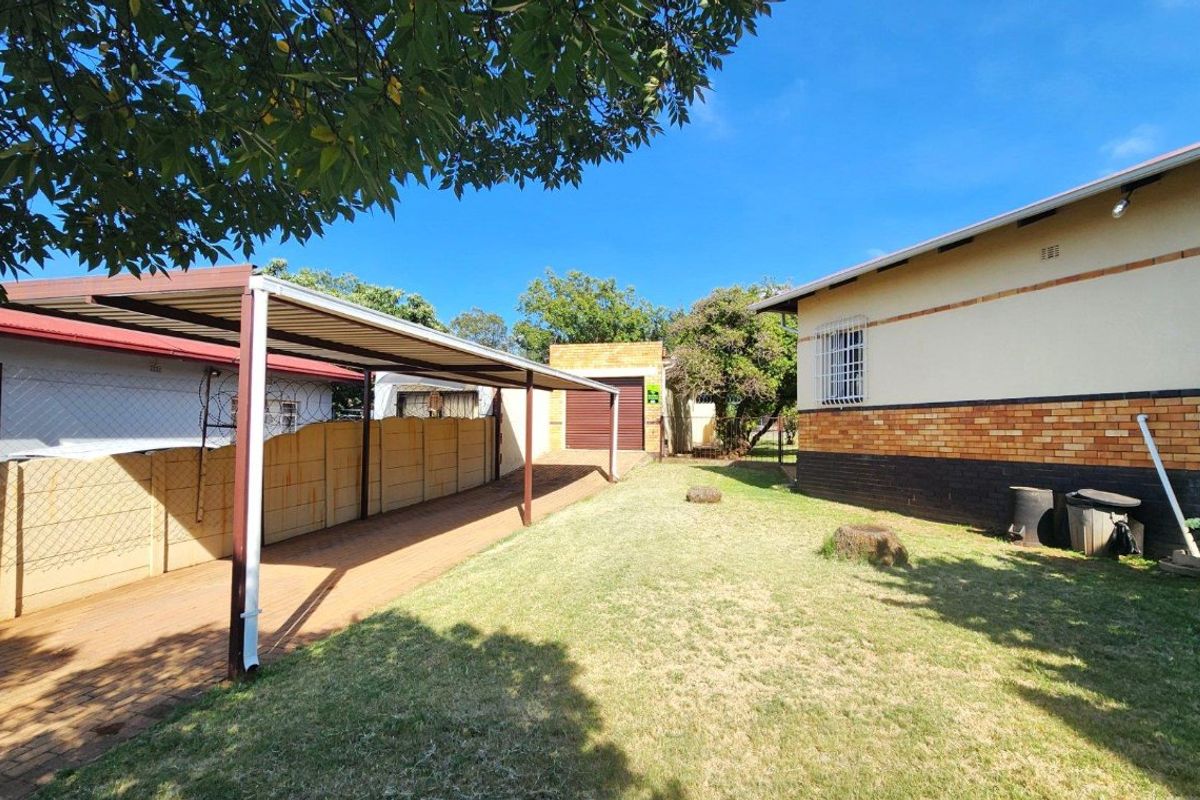 Spacious Corner House on 1139sqm Stand in Primrose - Photo 3