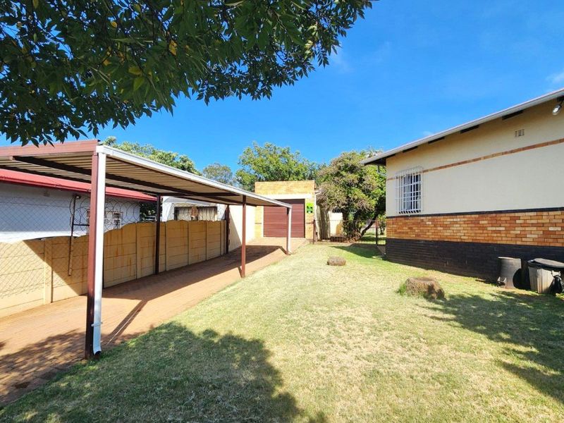 Spacious Corner House on 1139sqm Stand in Primrose - Photo 3