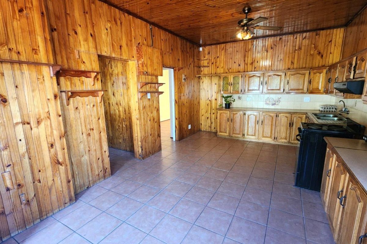 Spacious Corner House on 1139sqm Stand in Primrose - Photo 5