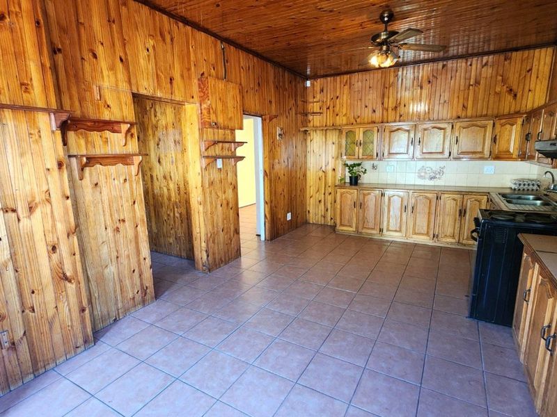 Spacious Corner House on 1139sqm Stand in Primrose - Photo 5