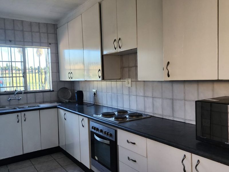 Spacious Family Home with Prime Location & Exceptional Entertainment Space. - Photo 3