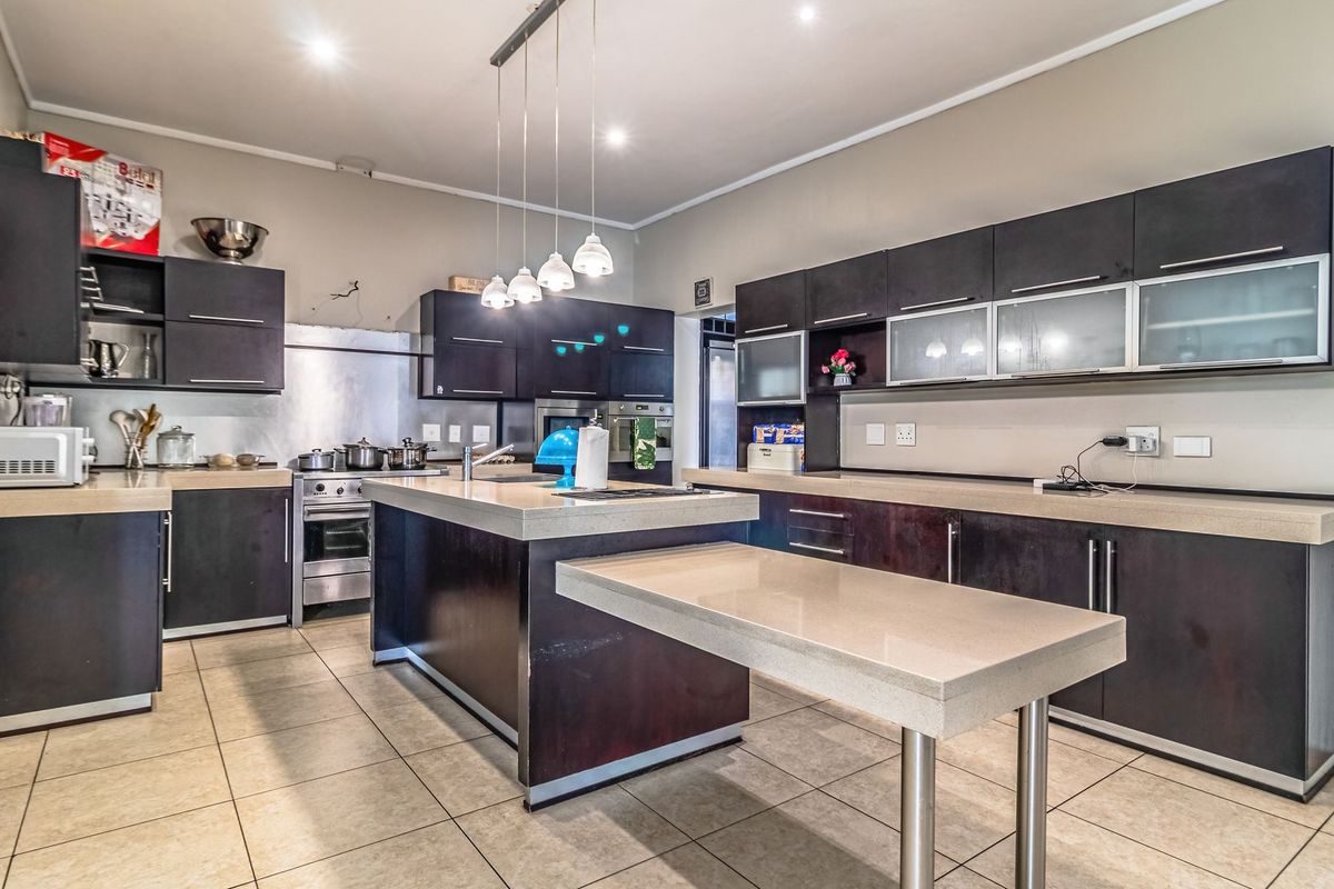 Back on the Market - Photo 2