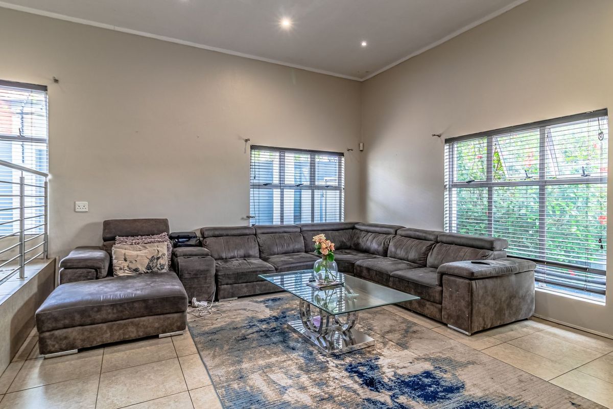 Back on the Market - Photo 3