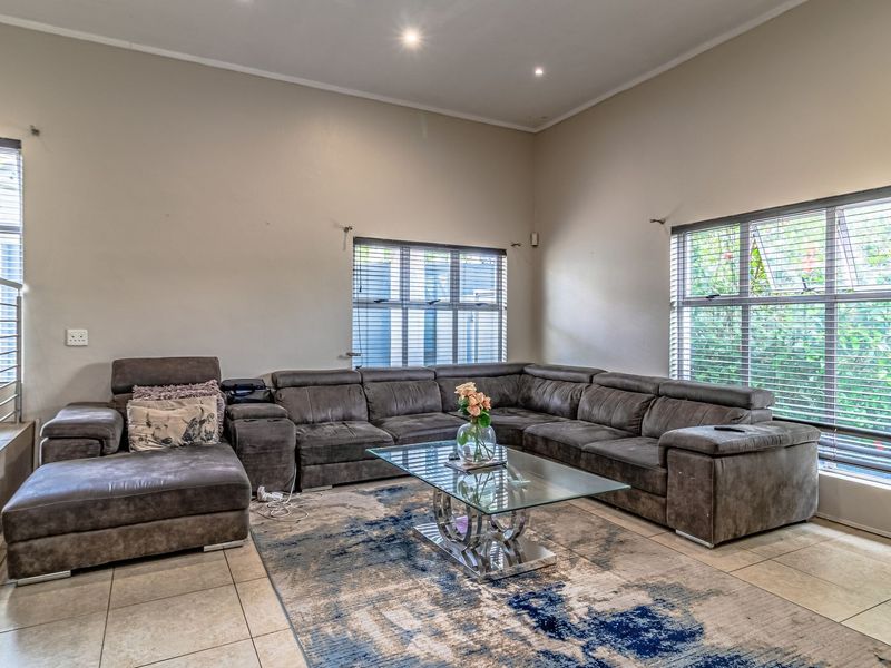 Back on the Market - Photo 3