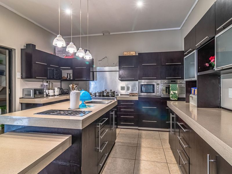 Back on the Market - Photo 6