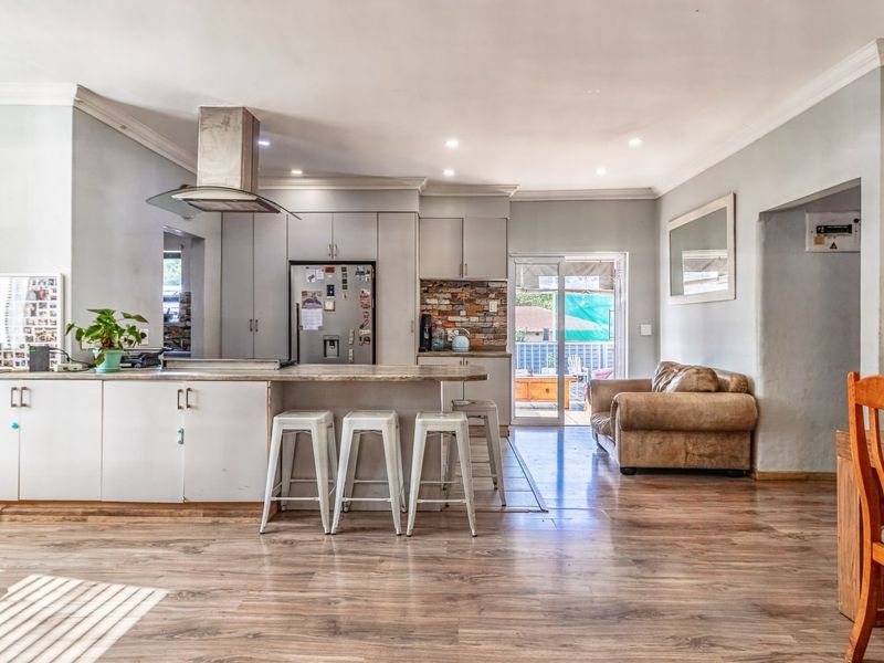 Versatile Living with Private Cottage in Sought After Estate  - Photo 6