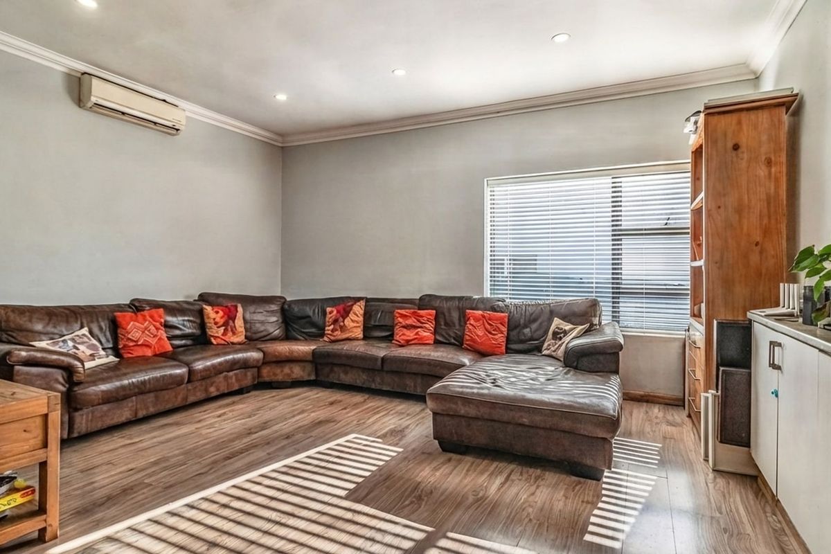 Versatile Living with Private Cottage in Sought After Estate  - Photo 3