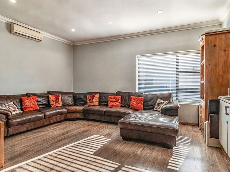 Versatile Living with Private Cottage in Sought After Estate  - Photo 3