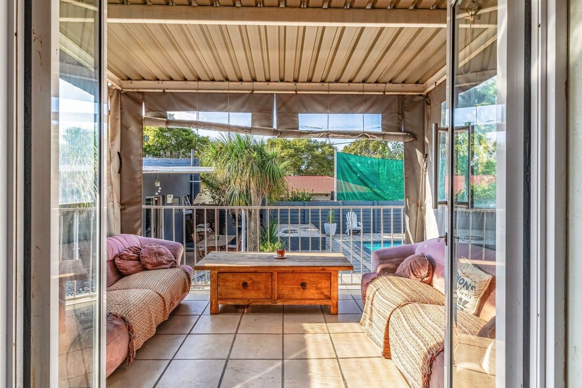 Versatile Living with Private Cottage in Sought After Estate  - Photo 4