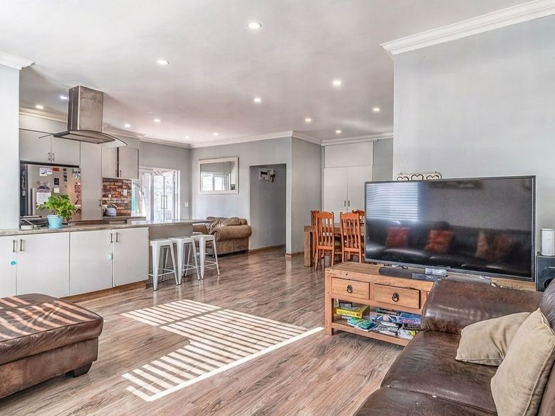 Versatile Living with Private Cottage in Sought After Estate  - Photo 10