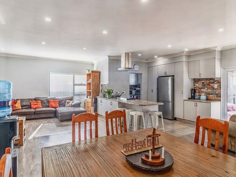 Versatile Living with Private Cottage in Sought After Estate  - Photo 9