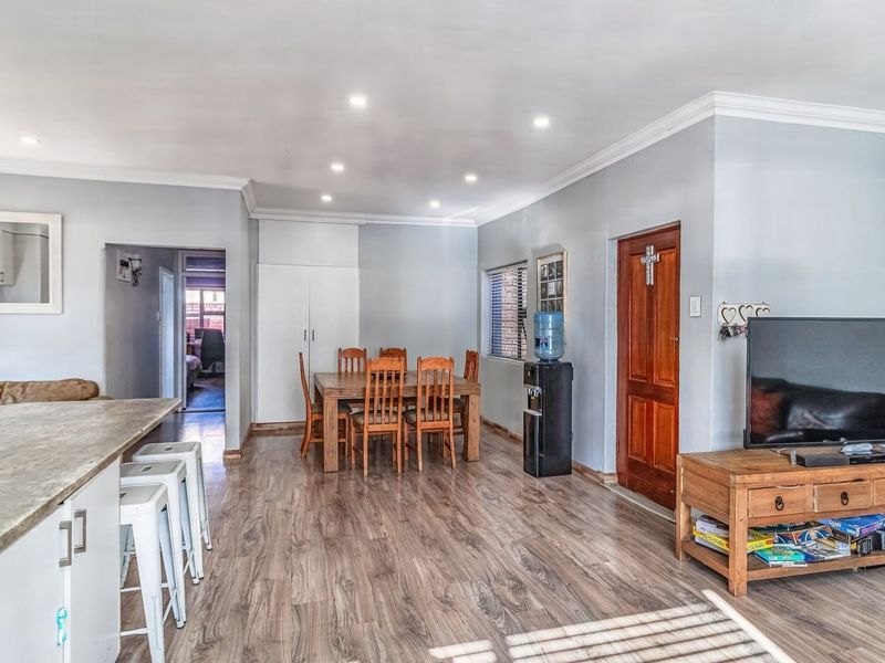 Versatile Living with Private Cottage in Sought After Estate  - Photo 8