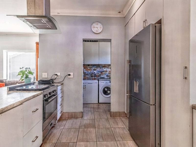 Versatile Living with Private Cottage in Sought After Estate  - Photo 7