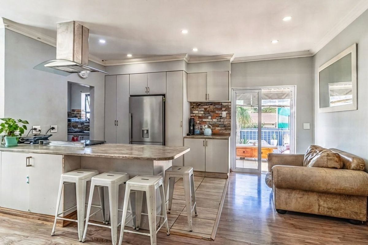 Versatile Living with Private Cottage in Sought After Estate  - Photo 2