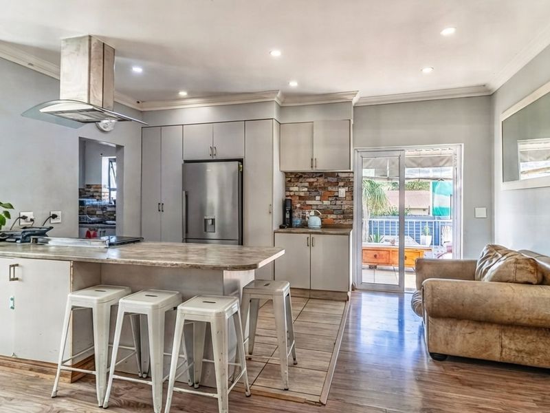 Versatile Living with Private Cottage in Sought After Estate  - Photo 2