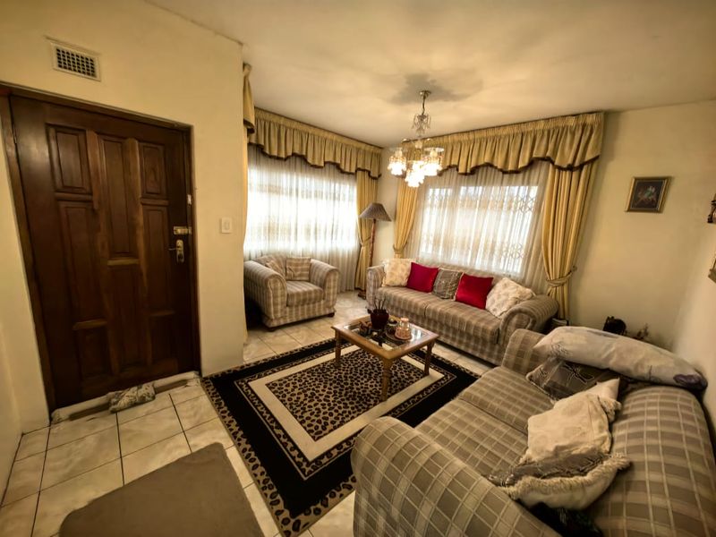 5 Bedroom Stately Dual-Home Gem at 64 St Pauls Avenue, Reservoir Hills - Photo 8