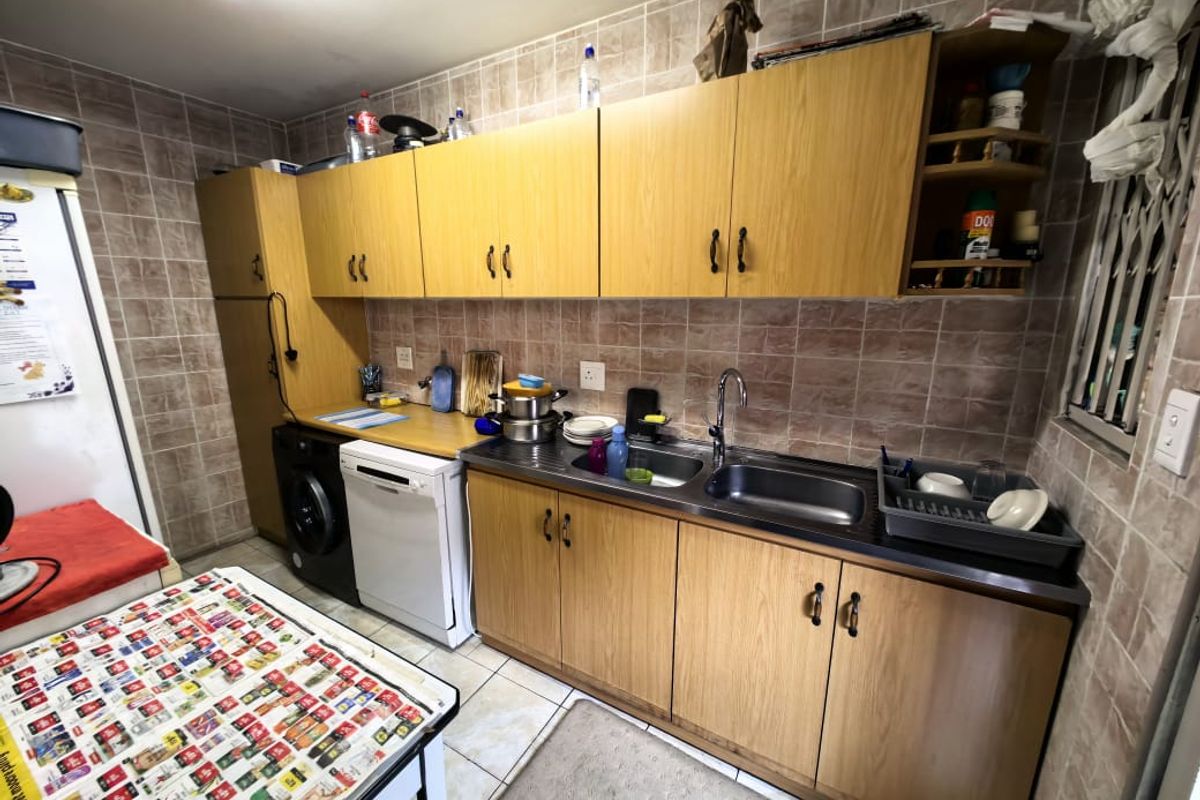 5 Bedroom Stately Dual-Home Gem at 64 St Pauls Avenue, Reservoir Hills - Photo 5