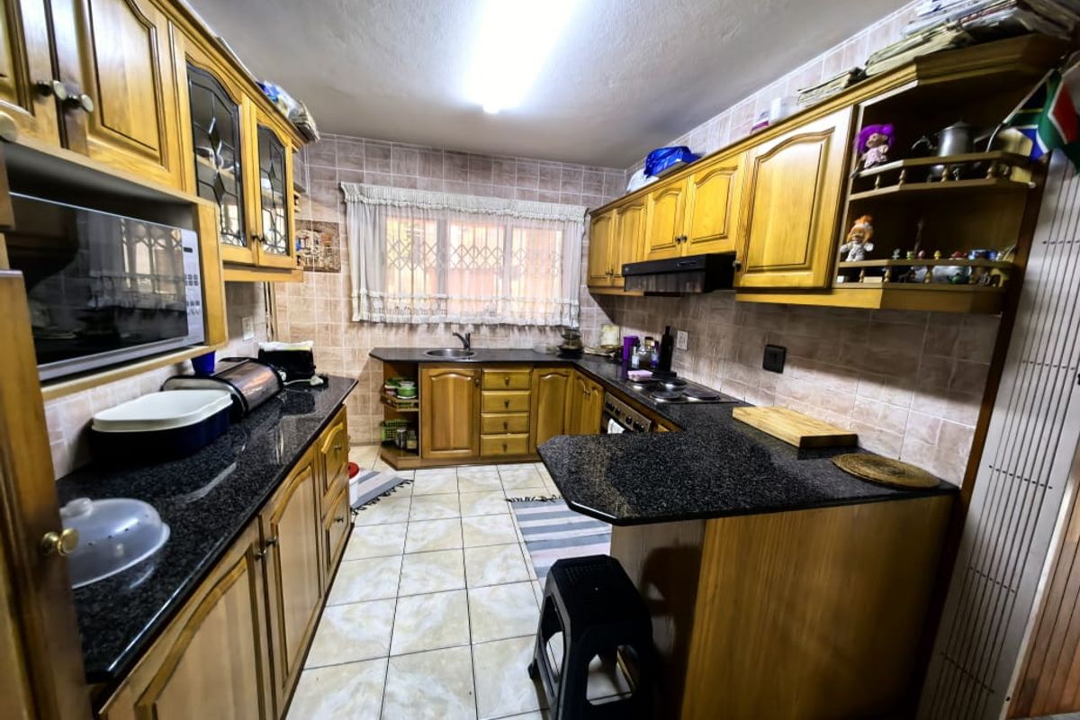 5 Bedroom Stately Dual-Home Gem at 64 St Pauls Avenue, Reservoir Hills - Photo 3