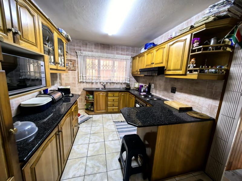 5 Bedroom Stately Dual-Home Gem at 64 St Pauls Avenue, Reservoir Hills - Photo 3