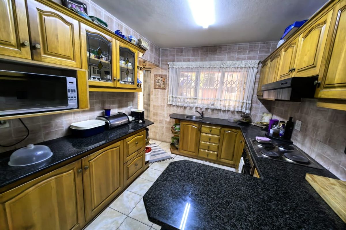 5 Bedroom Stately Dual-Home Gem at 64 St Pauls Avenue, Reservoir Hills - Photo 4