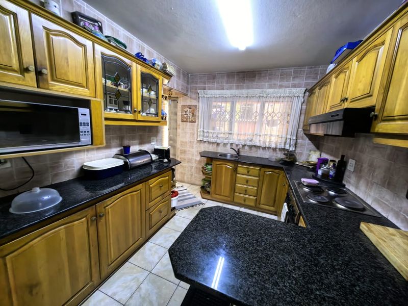 5 Bedroom Stately Dual-Home Gem at 64 St Pauls Avenue, Reservoir Hills - Photo 4