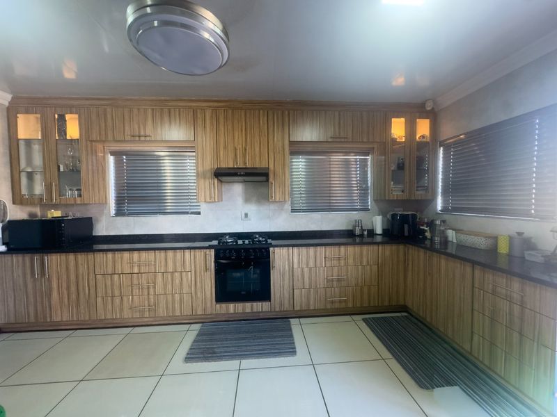 Modern 3 Bedroom House For Sale in Prime area.!! - Photo 5