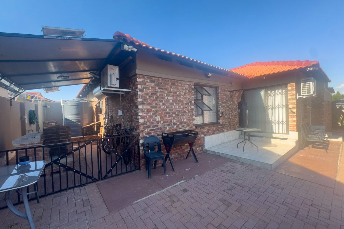 Modern 3 Bedroom House For Sale in Prime area.!! - Photo 3