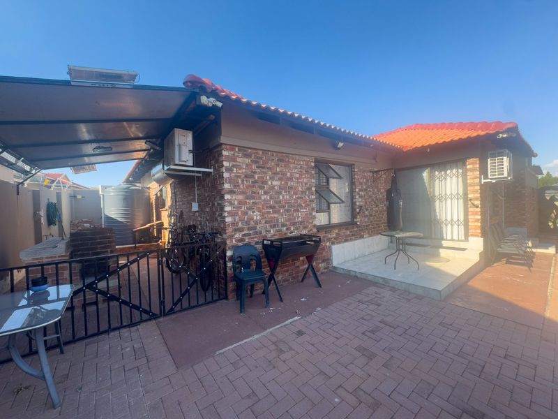 Modern 3 Bedroom House For Sale in Prime area.!! - Photo 3