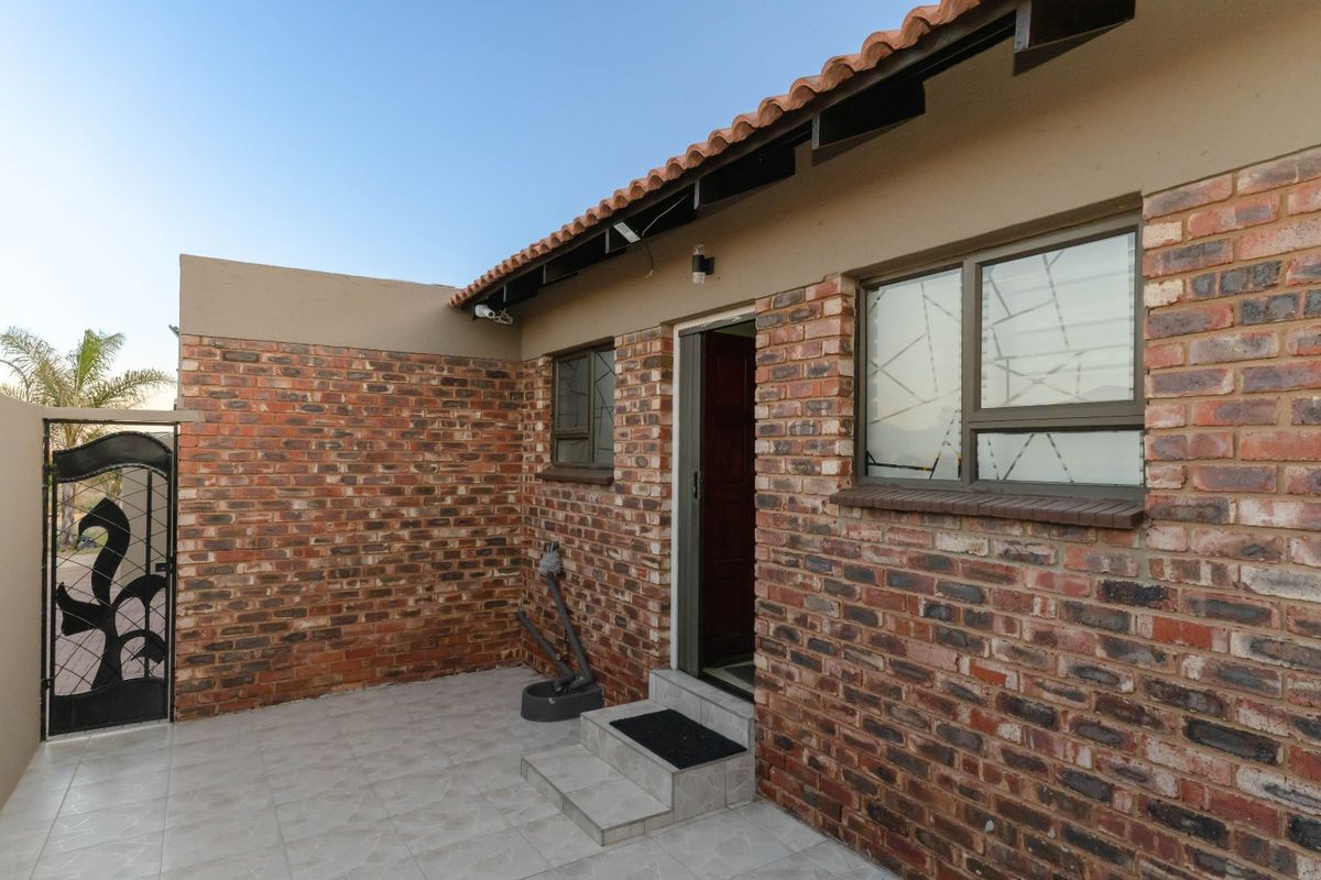 Modern 3 Bedroom House For Sale in Prime area.!! - Photo 4