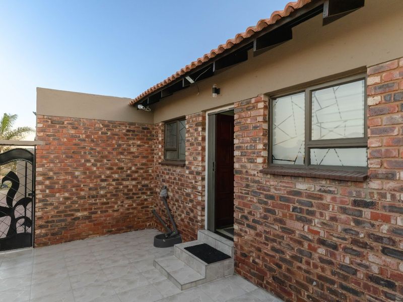 Modern 3 Bedroom House For Sale in Prime area.!! - Photo 4