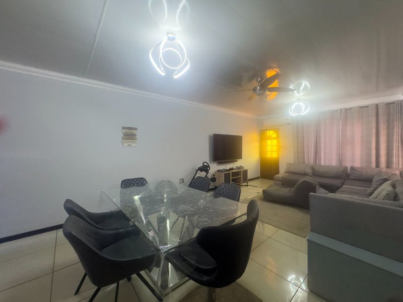 Modern 3 Bedroom House For Sale in Prime area.!! - Photo 10