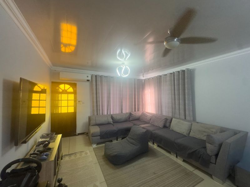 Modern 3 Bedroom House For Sale in Prime area.!! - Photo 9