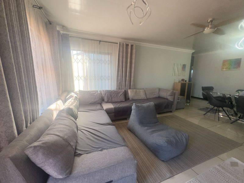 Modern 3 Bedroom House For Sale in Prime area.!! - Photo 8