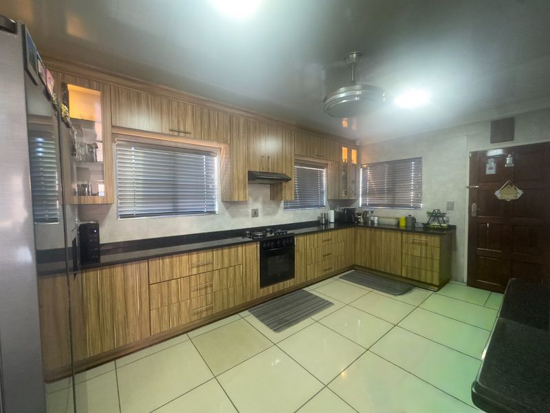 Modern 3 Bedroom House For Sale in Prime area.!! - Photo 7