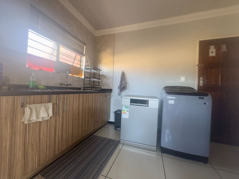 Modern 3 Bedroom House For Sale in Prime area.!! - Photo 6