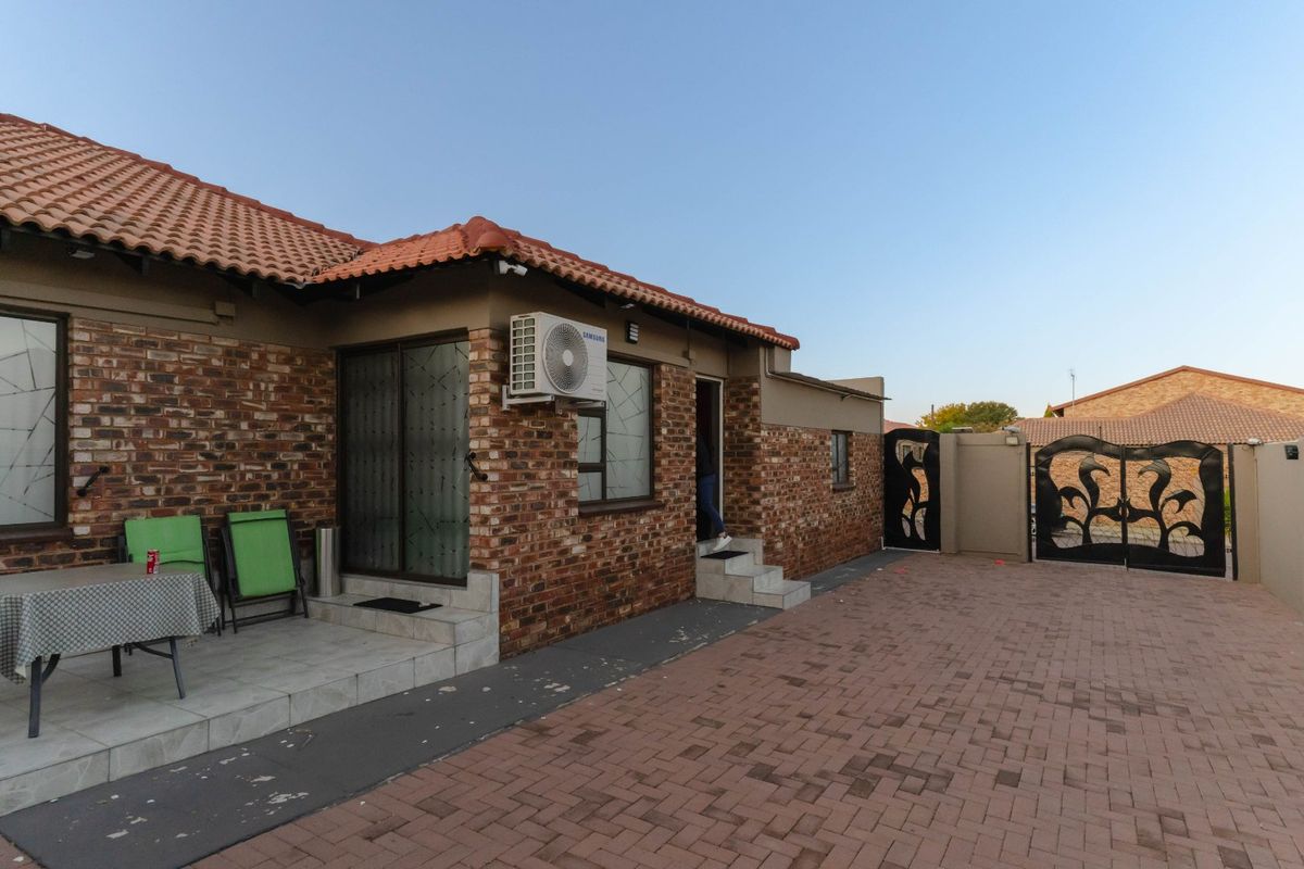 Modern 3 Bedroom House For Sale in Prime area.!! - Photo 2