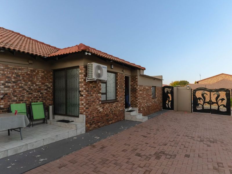 Modern 3 Bedroom House For Sale in Prime area.!! - Photo 2