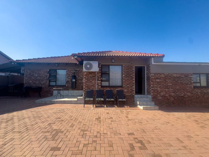 Modern 3 Bedroom House For Sale in Prime area.!! - Photo 1