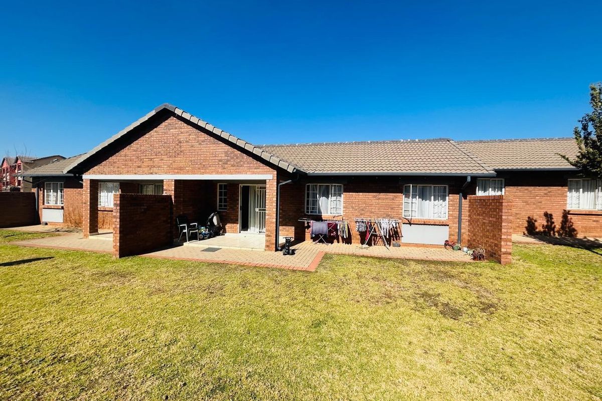 2 bedroom townhouse for sale in violet complex  - Photo 2