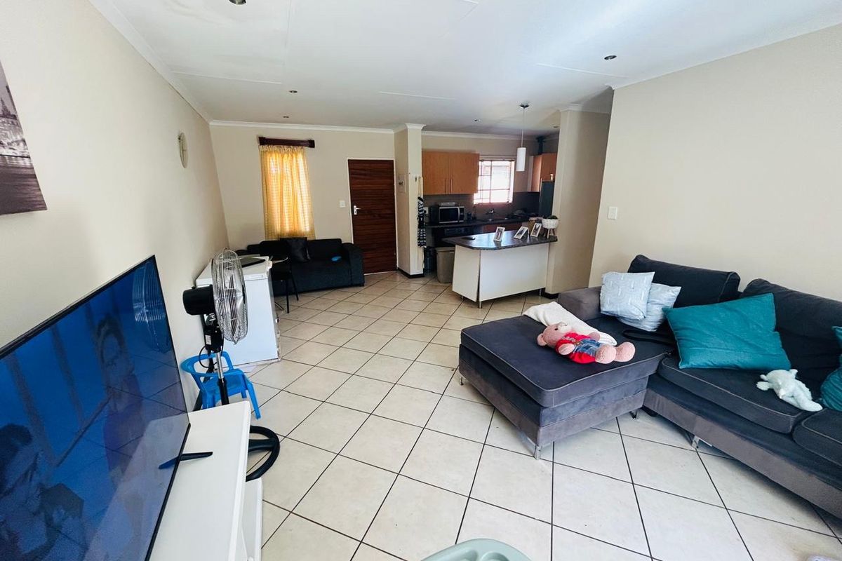 2 bedroom townhouse for sale in violet complex  - Photo 4