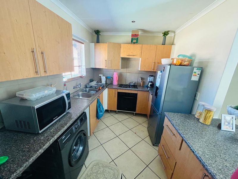 2 bedroom townhouse for sale in violet complex  - Photo 3
