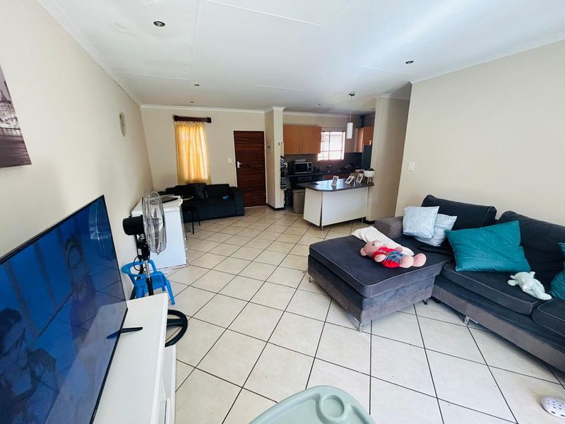 2 bedroom townhouse for sale in violet complex  - Photo 4