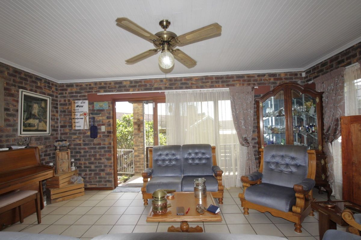 Coastal Ease. Effortless Living. Exceptional Potential. - Photo 4