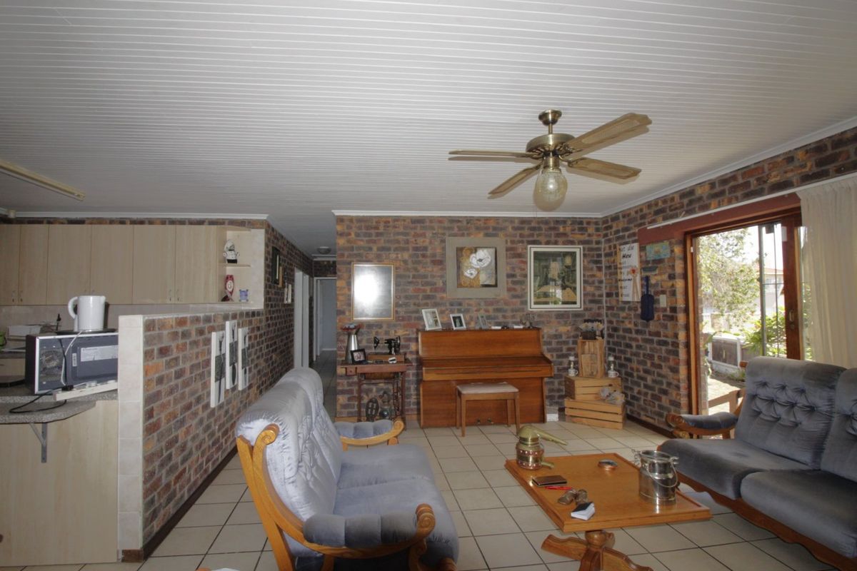 Coastal Ease. Effortless Living. Exceptional Potential. - Photo 5